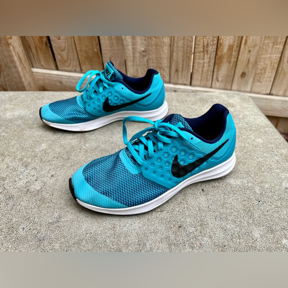 Women’s Nike Tennis Shoes / Sneakers / Running Shoes (Size: US 5Y)